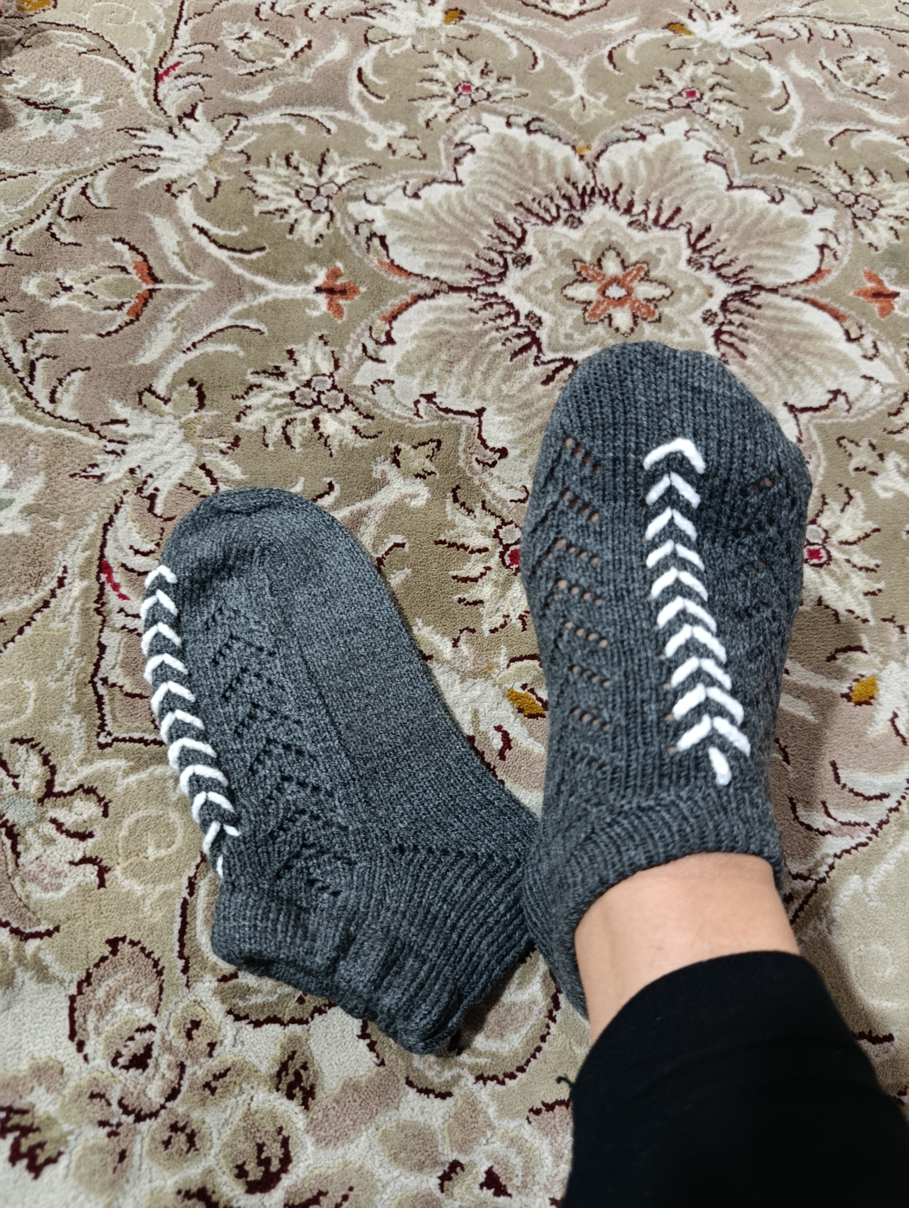 جوراب بافتنی در چندین طرح